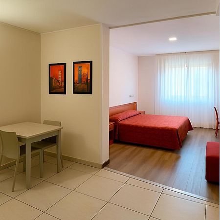 Hotel E Appartamenti La Solaria 산 조반니 로톤도 외부 사진