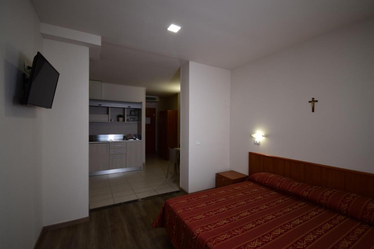 Hotel E Appartamenti La Solaria 산 조반니 로톤도 외부 사진