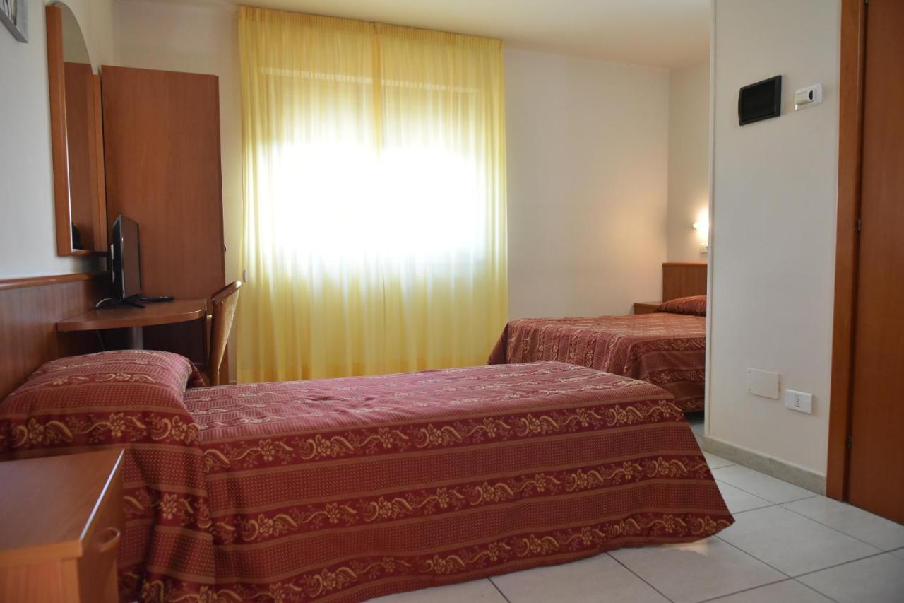 Hotel E Appartamenti La Solaria 산 조반니 로톤도 외부 사진