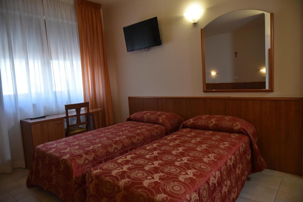 Hotel E Appartamenti La Solaria 산 조반니 로톤도 외부 사진