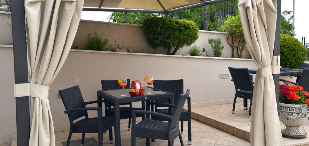 Hotel E Appartamenti La Solaria 산 조반니 로톤도 외부 사진