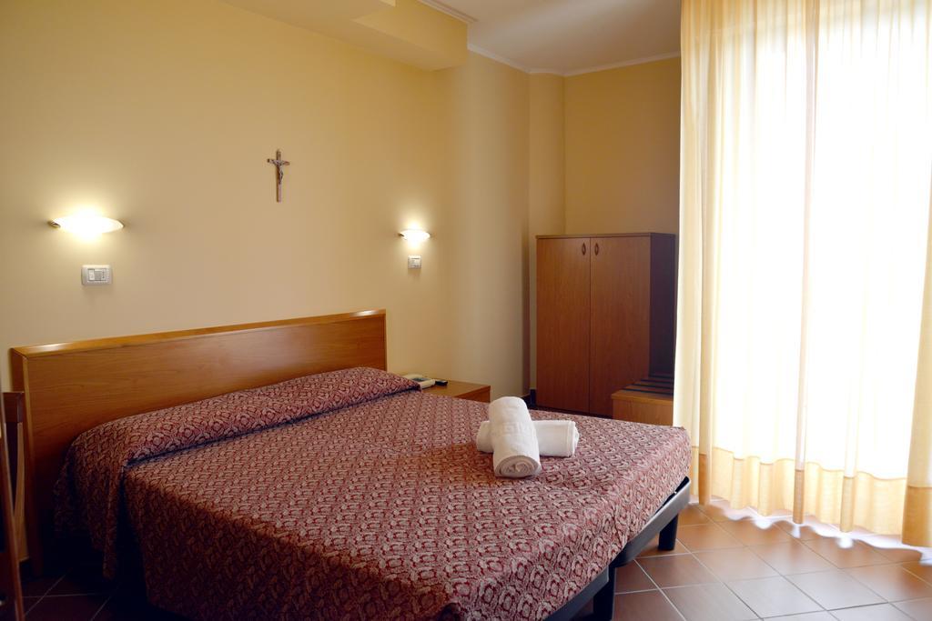 Hotel E Appartamenti La Solaria 산 조반니 로톤도 외부 사진