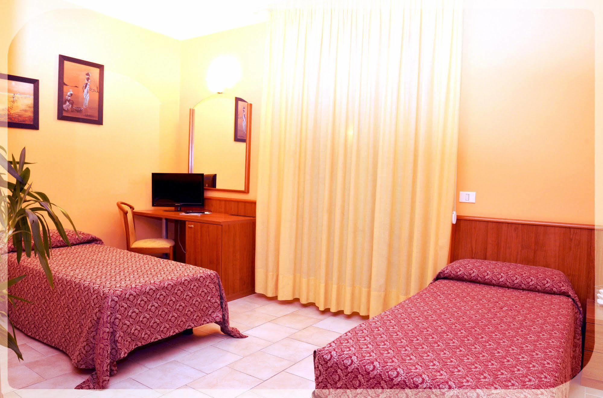 Hotel E Appartamenti La Solaria 산 조반니 로톤도 외부 사진